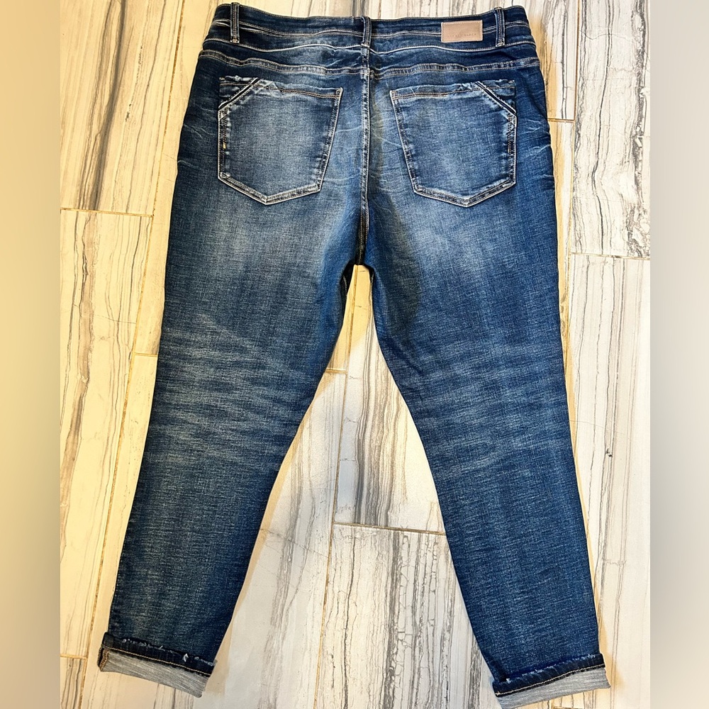 Like New Buckle Black Fit No. 53 Mid-Rise Ankle Cropped Skinny Stretch Jean - Picture 4 of 16